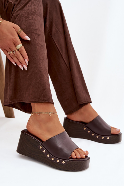Chanclas de mujer con plataforma y clavos dorados color chocolate Arionne