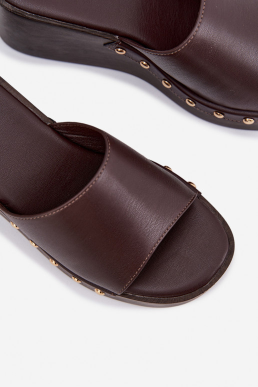 Chanclas de mujer con plataforma y clavos dorados color chocolate Arionne