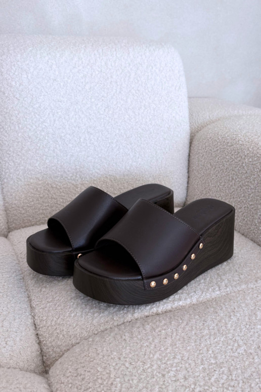Chanclas de mujer con plataforma y clavos dorados color chocolate Arionne