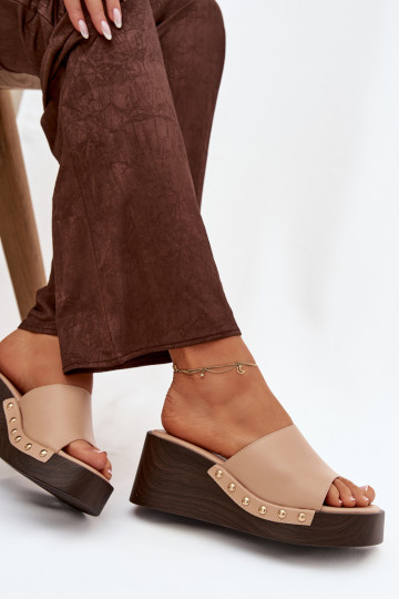 Chanclas de mujer con plataforma y clavos dorados color arena Arionne