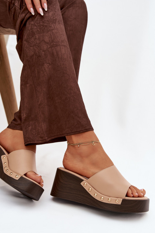 Chanclas de mujer con plataforma y clavos dorados color arena Arionne