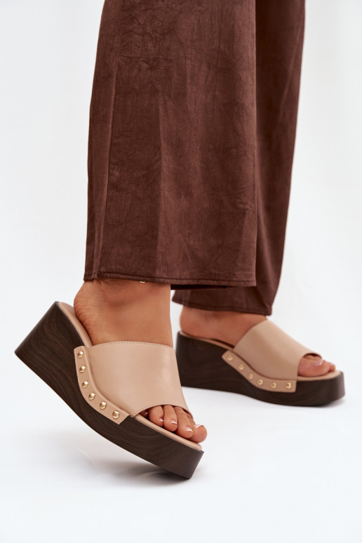 Chanclas de mujer con plataforma y clavos dorados color arena Arionne