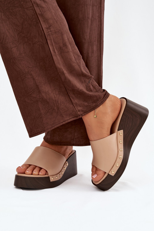 Chanclas de mujer con plataforma y clavos dorados color arena Arionne