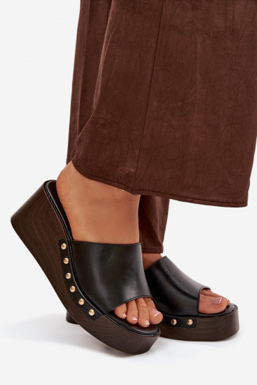 Chanclas de mujer con plataforma y clavos dorados color negro Arionne