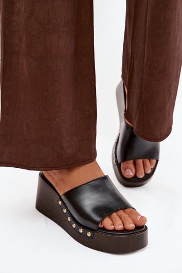 Chanclas de mujer con plataforma y clavos dorados color negro Arionne 2