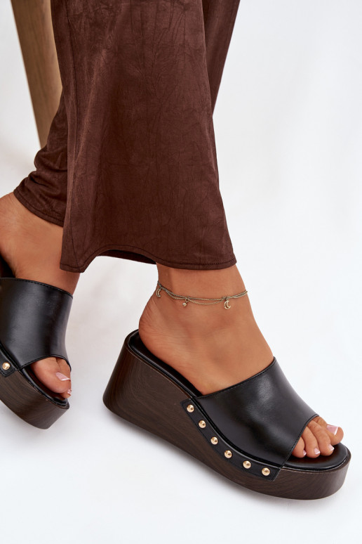 Chanclas de mujer con plataforma y clavos dorados color negro Arionne