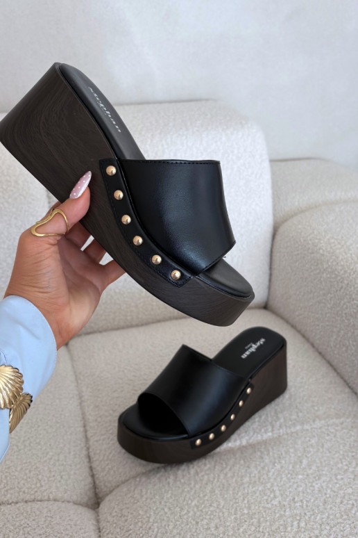 Chanclas de mujer con plataforma y clavos dorados color negro Arionne