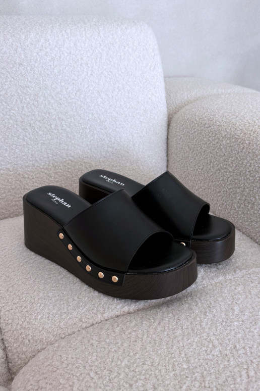 Chanclas de mujer con plataforma y clavos dorados color negro Arionne