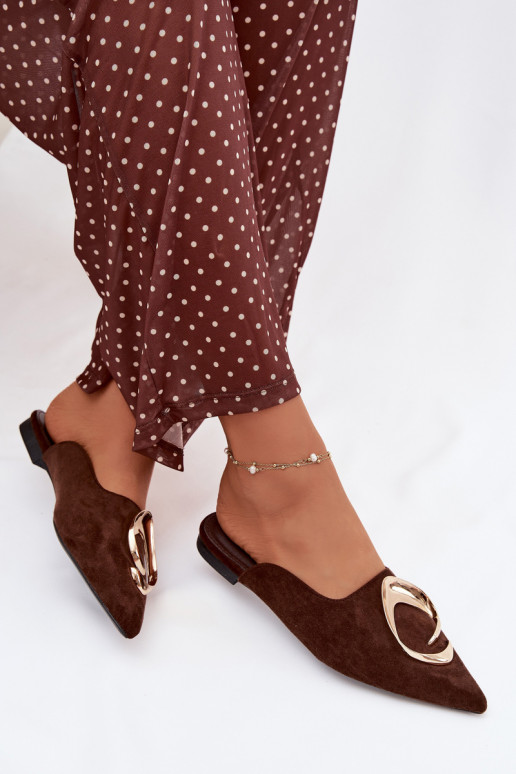 Chanclas "Mule" color chocolate con elegantes detalles dorados Galvella