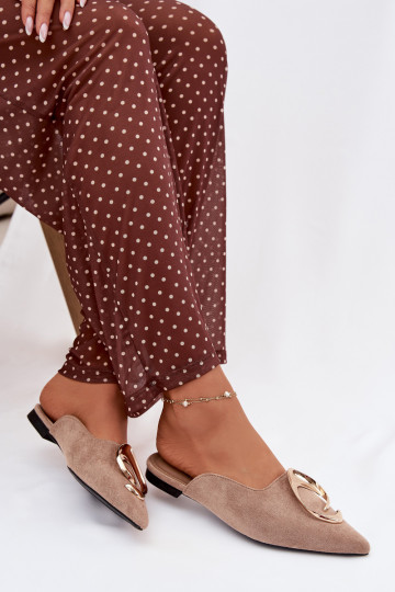 Chanclas "Mule" color arena con elegantes detalles dorados Galvella