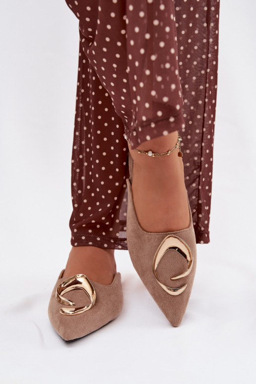 Chanclas "Mule" color arena con elegantes detalles dorados Galvella