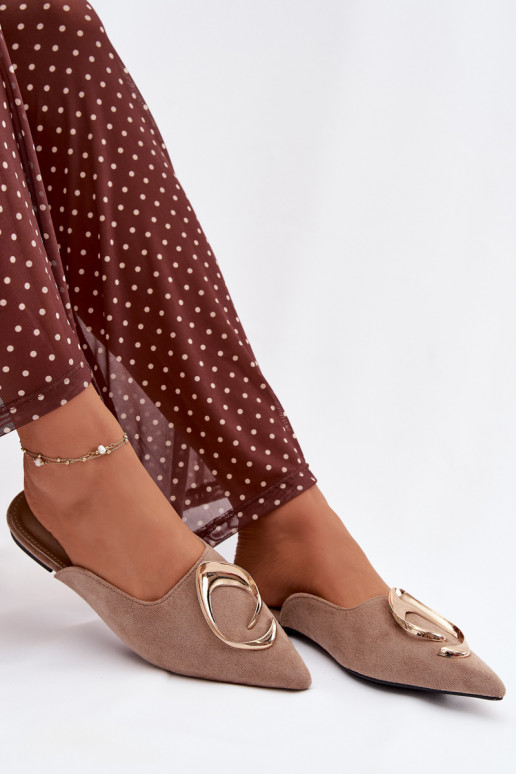 Chanclas "Mule" color arena con elegantes detalles dorados Galvella