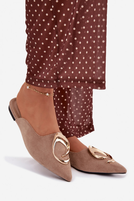 Chanclas "Mule" color arena con elegantes detalles dorados Galvella