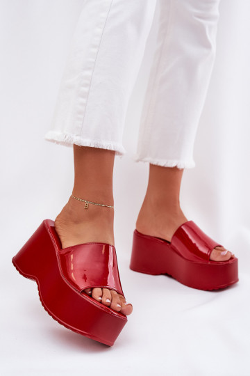 con efecto barniz zapatillas de mujer con una plataforma I Koturnie color rojo Nellevia