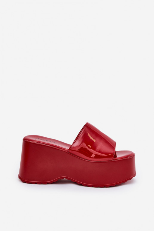 con efecto barniz zapatillas de mujer con una plataforma I Koturnie color rojo Nellevia