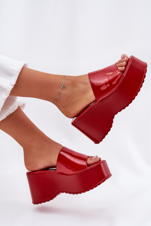 con efecto barniz zapatillas de mujer con una plataforma I Koturnie color rojo Nellevia