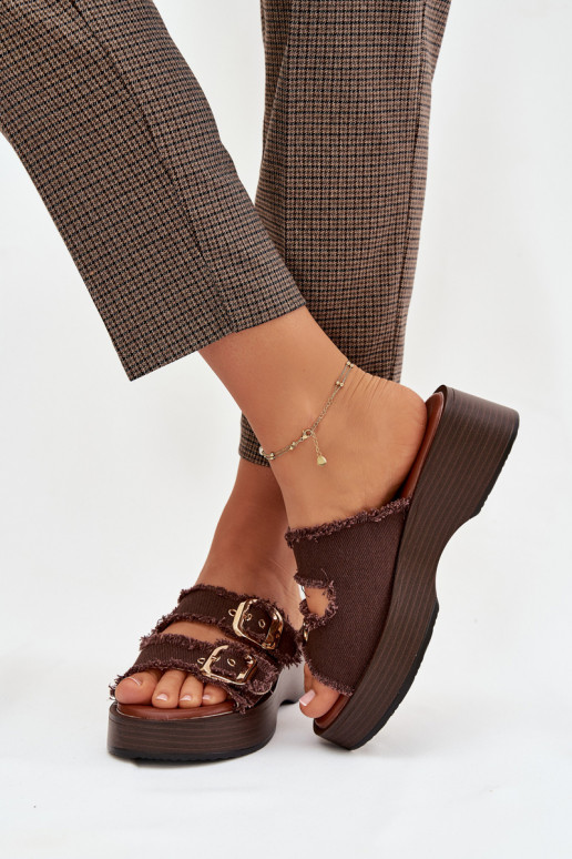 Chanclas de mujer con plataforma color oro y hebillas color chocolate