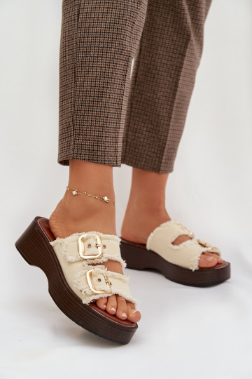 Chanclas de mujer con plataforma color oro y hebillas color marfil 2