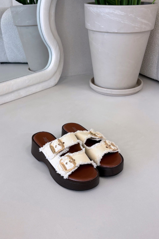 Chanclas de mujer con plataforma color oro y hebillas color marfil