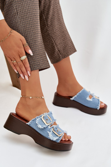 Chanclas de mujer con plataforma color oro y hebillas color azul
