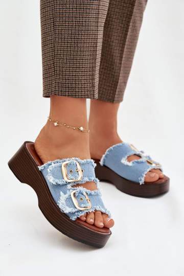 Chanclas de mujer con plataforma color oro y hebillas color azul 2