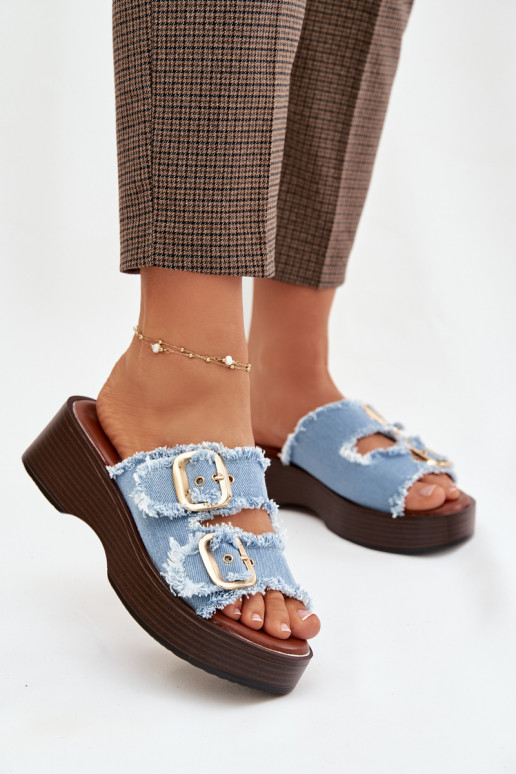 Chanclas de mujer con plataforma color oro y hebillas color azul