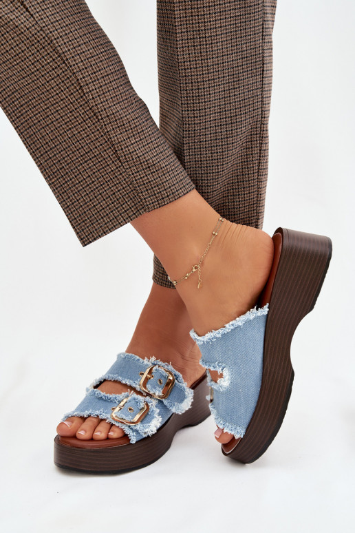 Chanclas de mujer con plataforma color oro y hebillas color azul