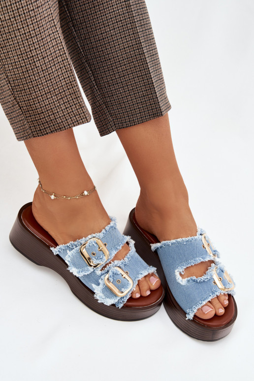 Chanclas de mujer con plataforma color oro y hebillas color azul