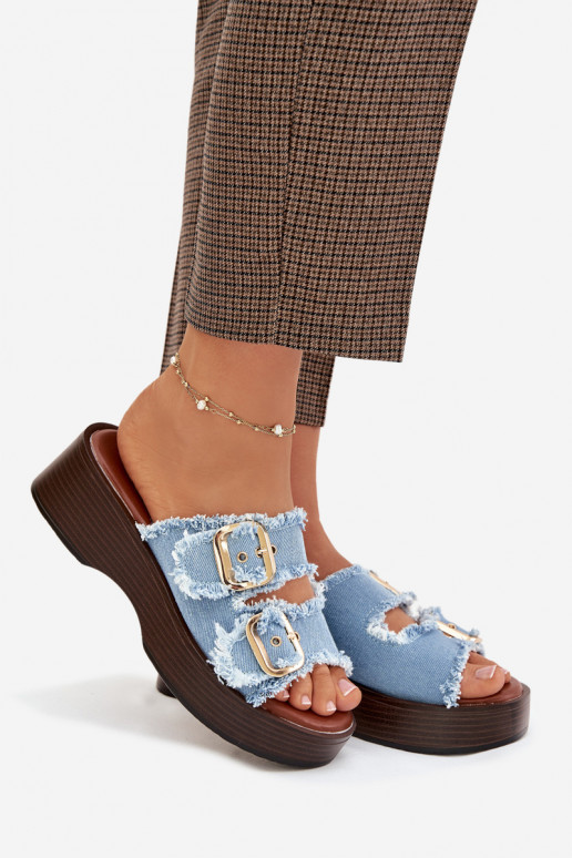 Chanclas de mujer con plataforma color oro y hebillas color azul