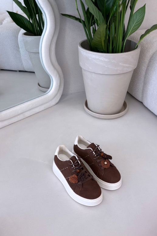 Zapatillas deportivas de plataforma Corinna color chocolate para mujer con pompones decorativos