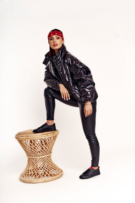 Zapatillas de piel natural. con tiras decorativas BIG STAR DD274687 de color negro