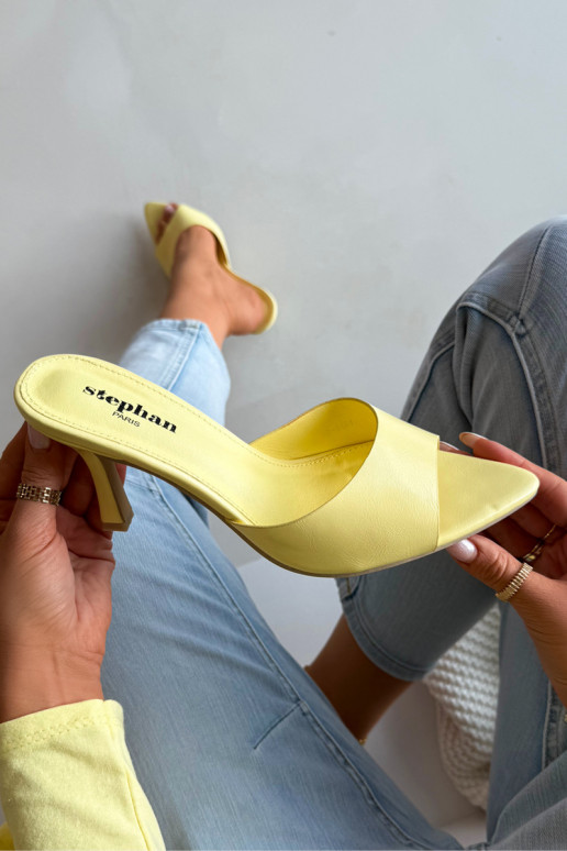 Chanclas amarillas de charol con tacones Lirissa