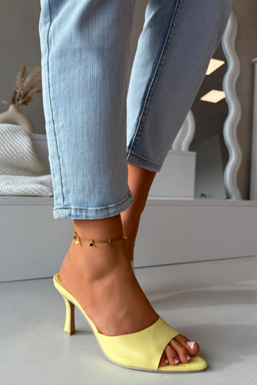 Chanclas amarillas de charol con tacones Lirissa