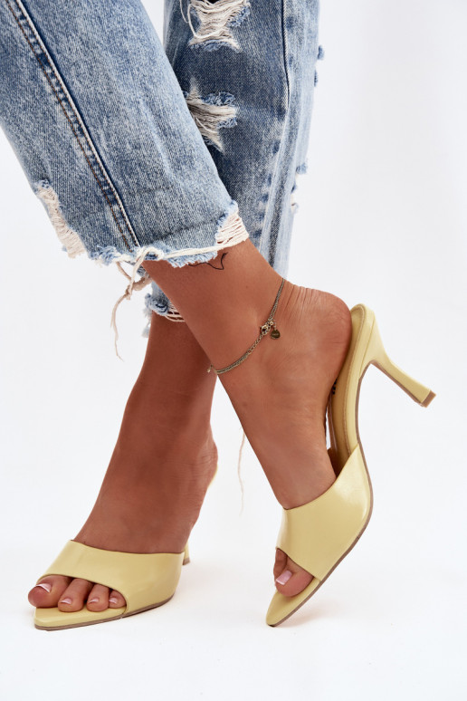 Chanclas amarillas de charol con tacones Lirissa