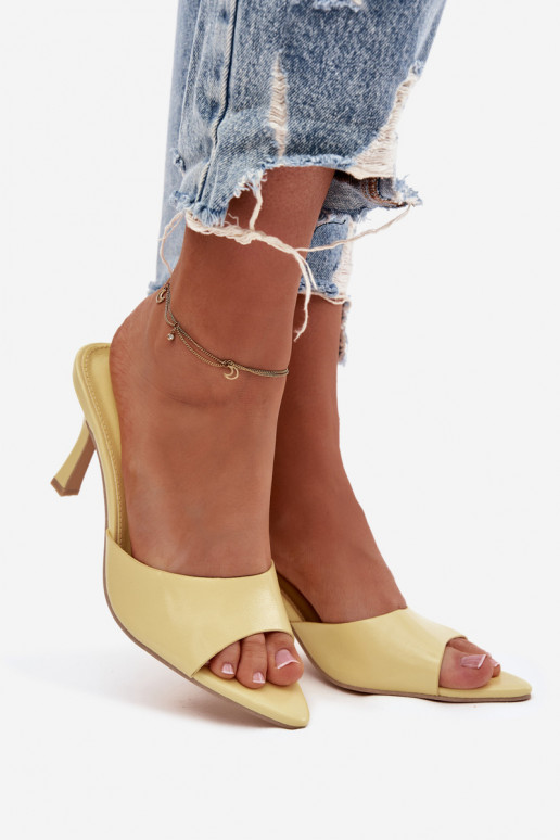 Chanclas amarillas de charol con tacones Lirissa