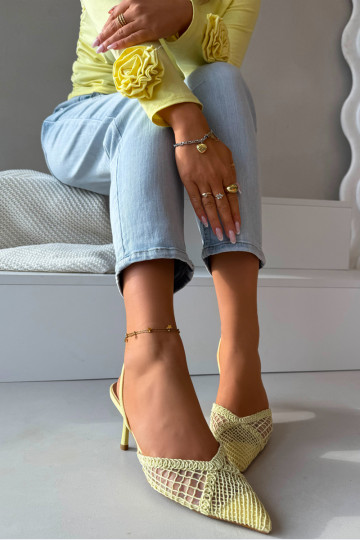Sandalias "Hanelis" color amarillo con elementos de encaje y tacones delgados 2