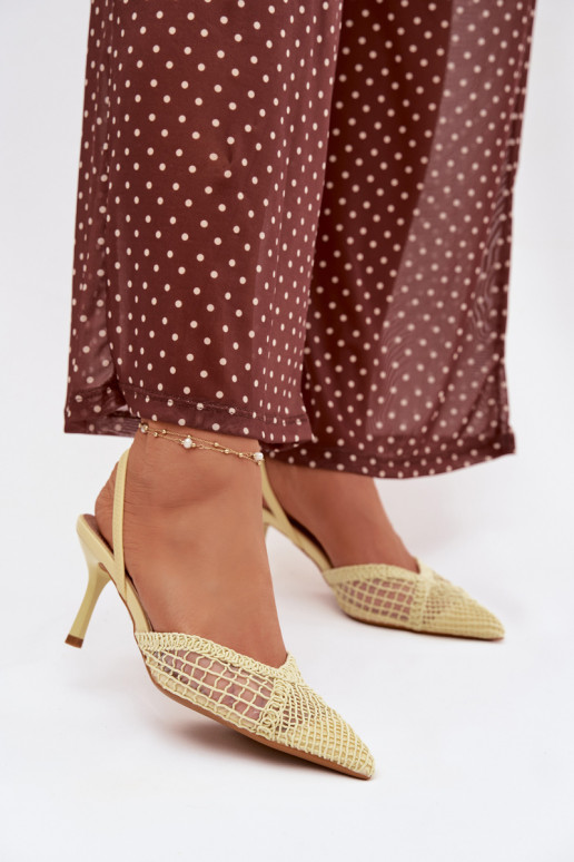 Sandalias "Hanelis" color amarillo con elementos de encaje y tacones delgados