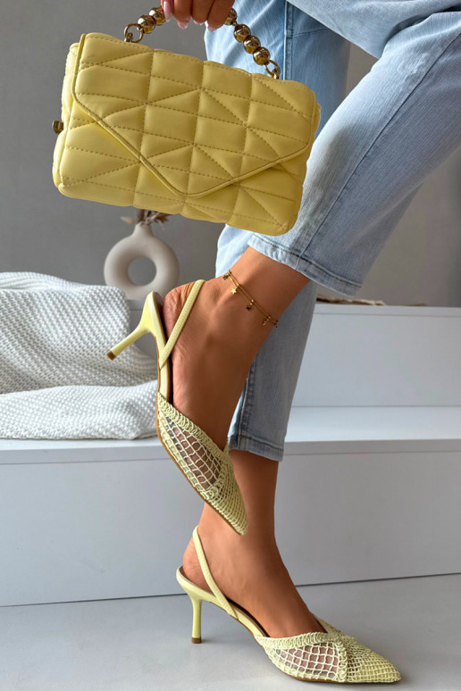Sandalias "Hanelis" color amarillo con elementos de encaje y tacones delgados