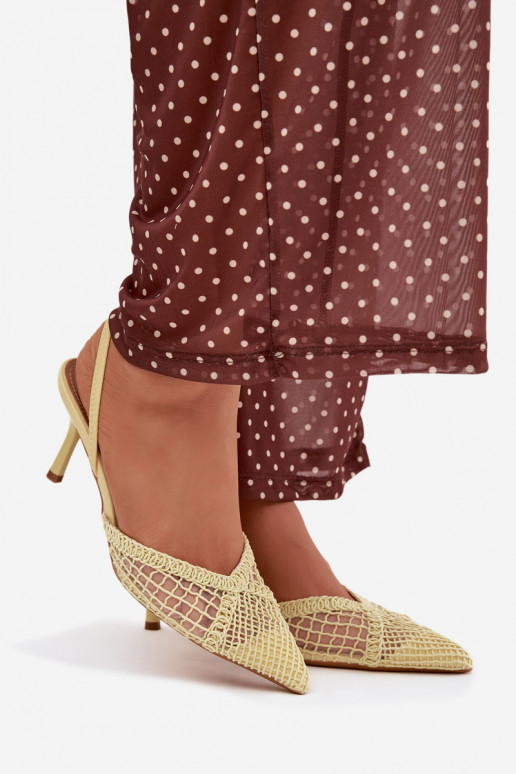 Sandalias "Hanelis" color amarillo con elementos de encaje y tacones delgados