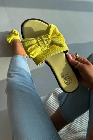 zapatillas de mujer con tacones anchos con cintas color amarillo Amivelle