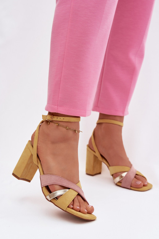 Sandalias de tacón alto para mujer. con rayas de gamuza ecológicaoAe color amarillo Karilora