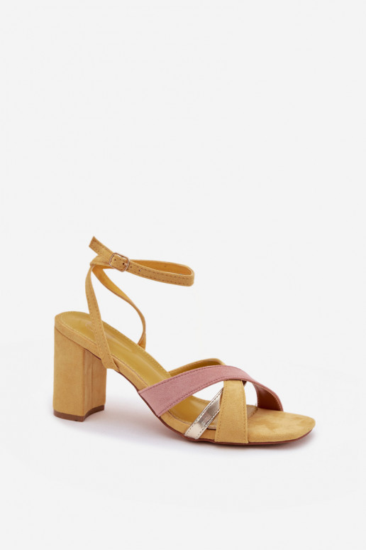 Sandalias de tacón alto para mujer. con rayas de gamuza ecológicaoAe color amarillo Karilora