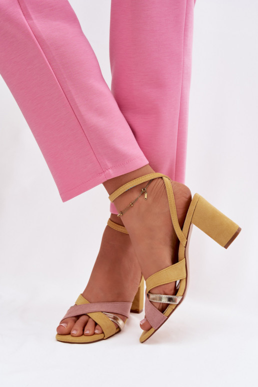 Sandalias de tacón alto para mujer. con rayas de gamuza ecológicaoAe color amarillo Karilora