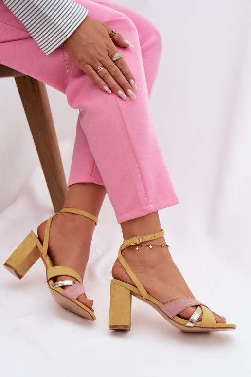 Sandalias de tacón alto para mujer. con rayas de gamuza ecológicaoAe color amarillo Karilora