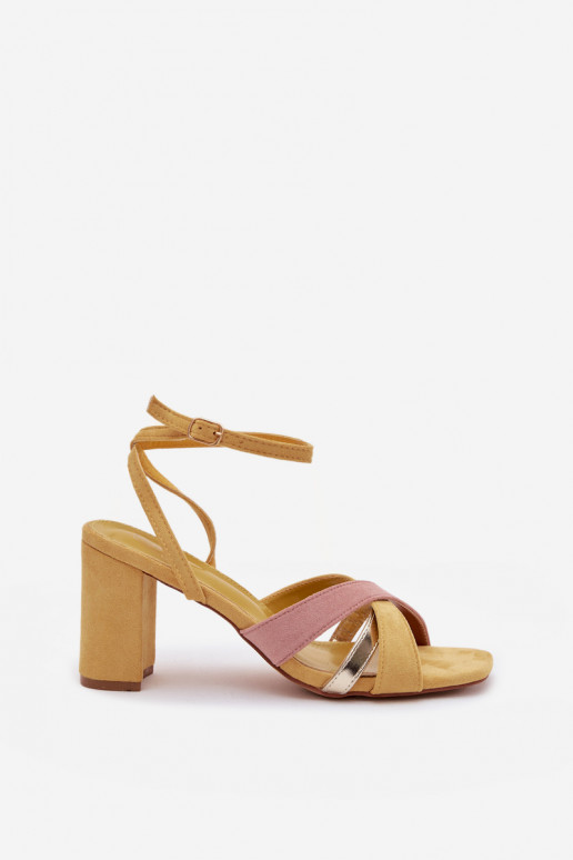 Sandalias de tacón alto para mujer. con rayas de gamuza ecológicaoAe color amarillo Karilora