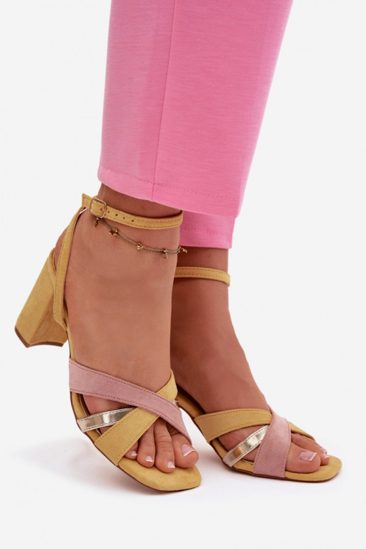 Sandalias de tacón alto para mujer. con rayas de gamuza ecológicaoAe color amarillo Karilora