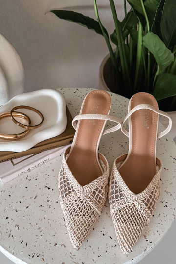 Sandalias "Hanelis" color marfil con elementos de encaje y tacones delgados 2