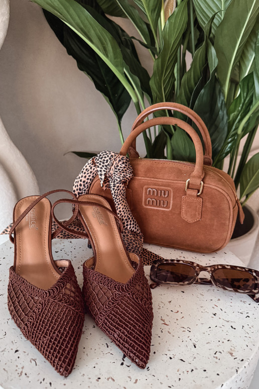 Sandalias "Hanelis" color marrón con elementos de encaje y tacones delgados