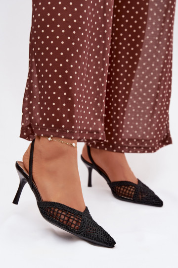 Sandalias "Hanelis" color negro con elementos de encaje y tacones delgados