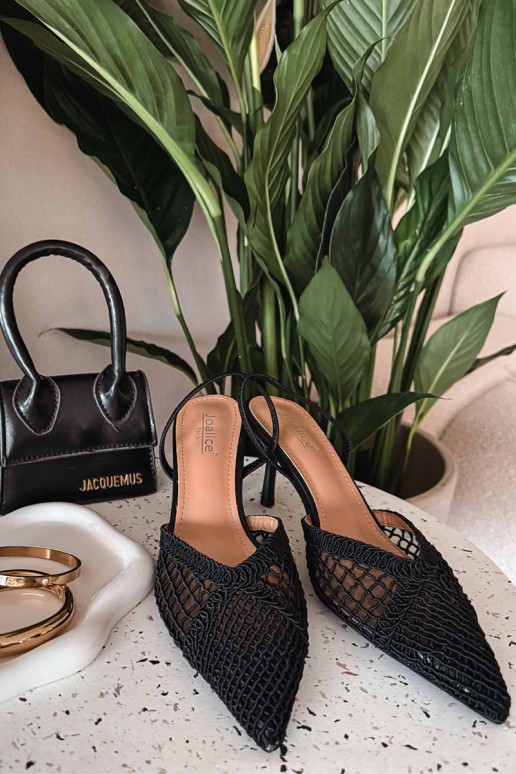 Sandalias "Hanelis" color negro con elementos de encaje y tacones delgados